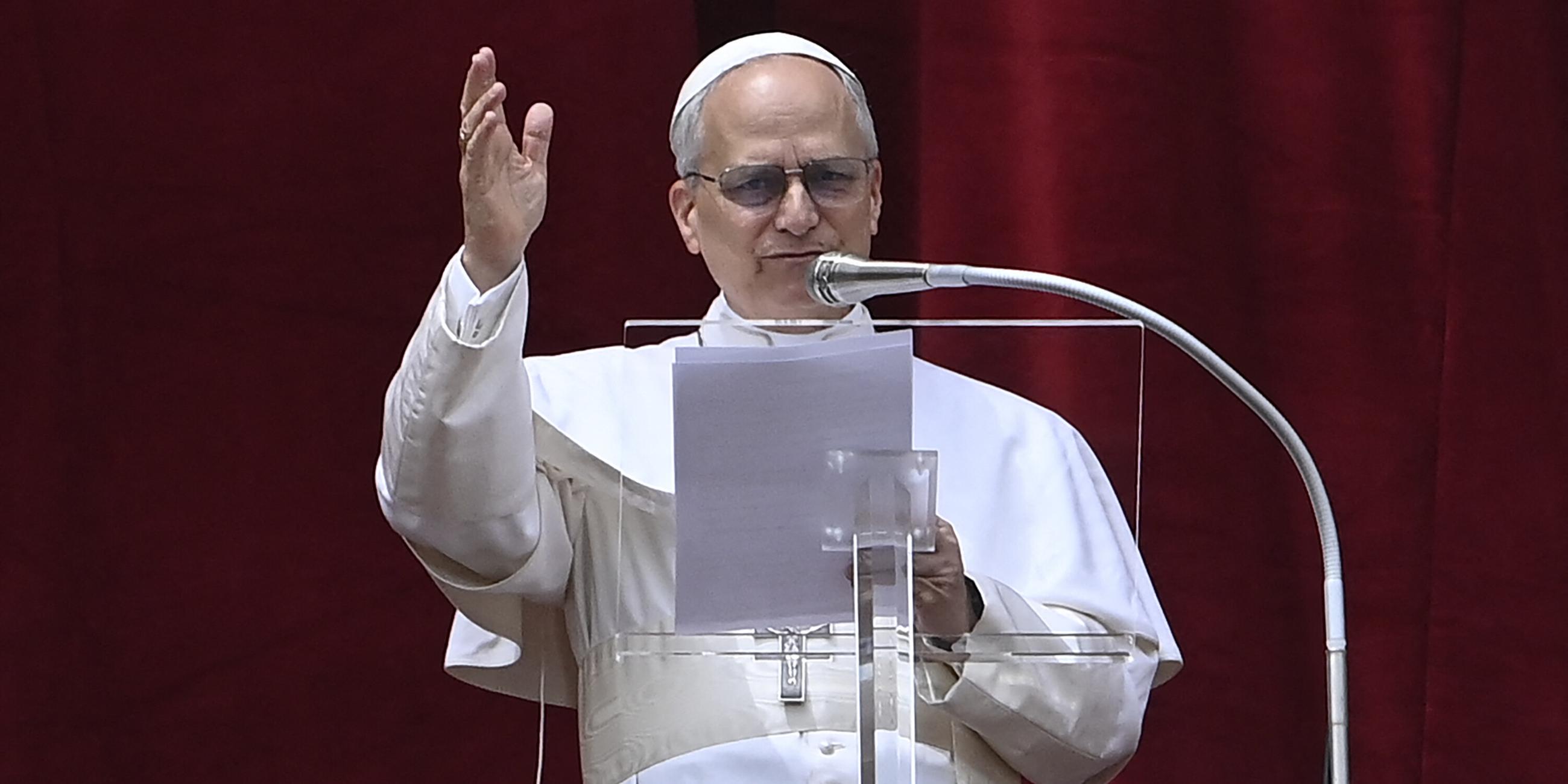 Papst Leo XIV spricht vom Balkon des Petersdoms zum ersten Mal das Sonntagsgebet.