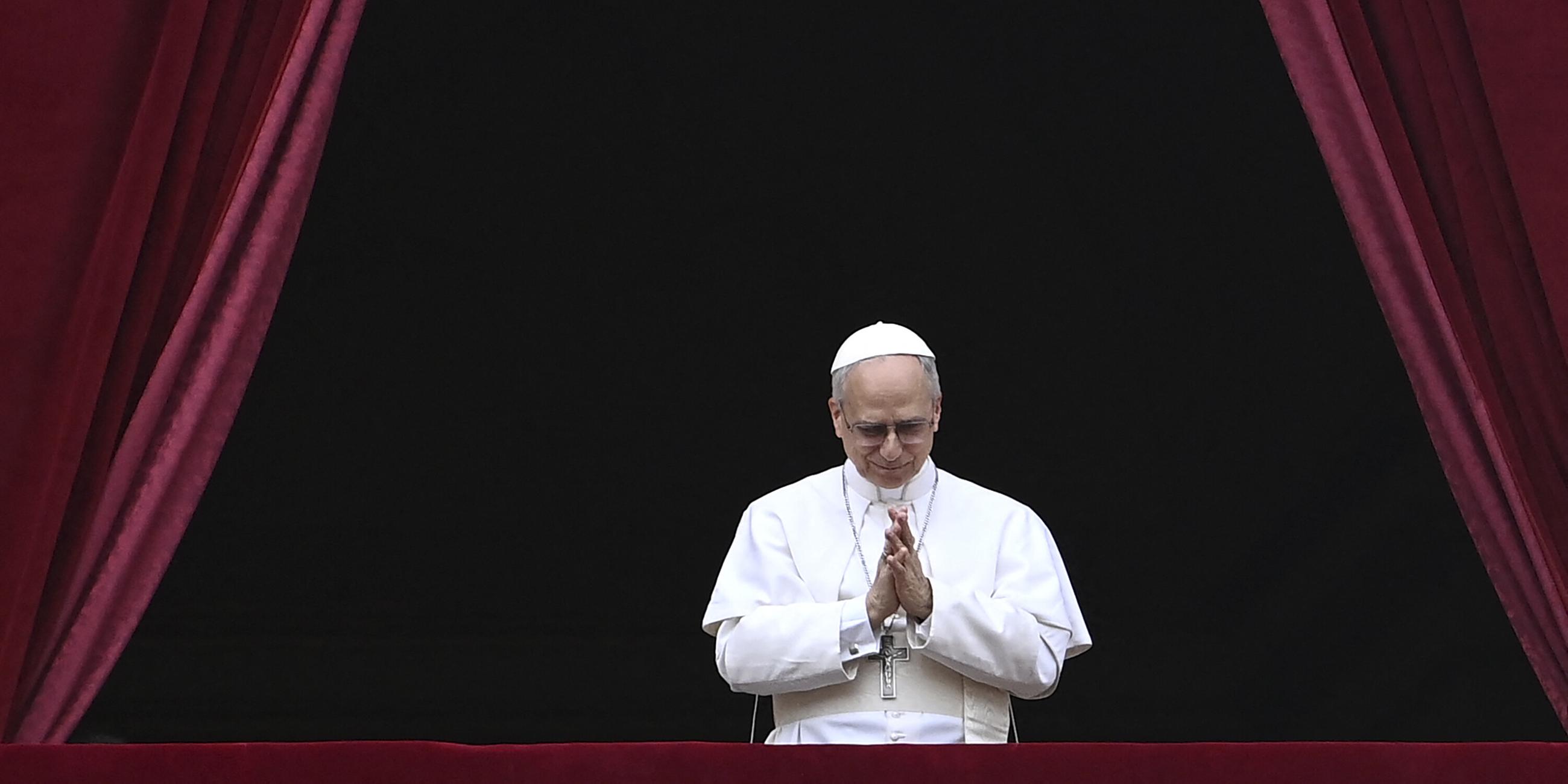 Papst Leo XIV spricht vom Balkon des Petersdoms zum ersten Mal das Sonntagsgebet.
