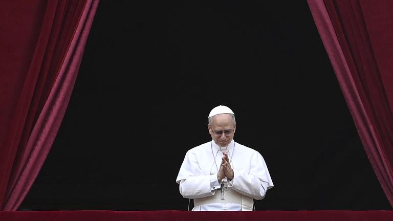 Papst Leo XIV spricht vom Balkon des Petersdoms zum ersten Mal das Sonntagsgebet.