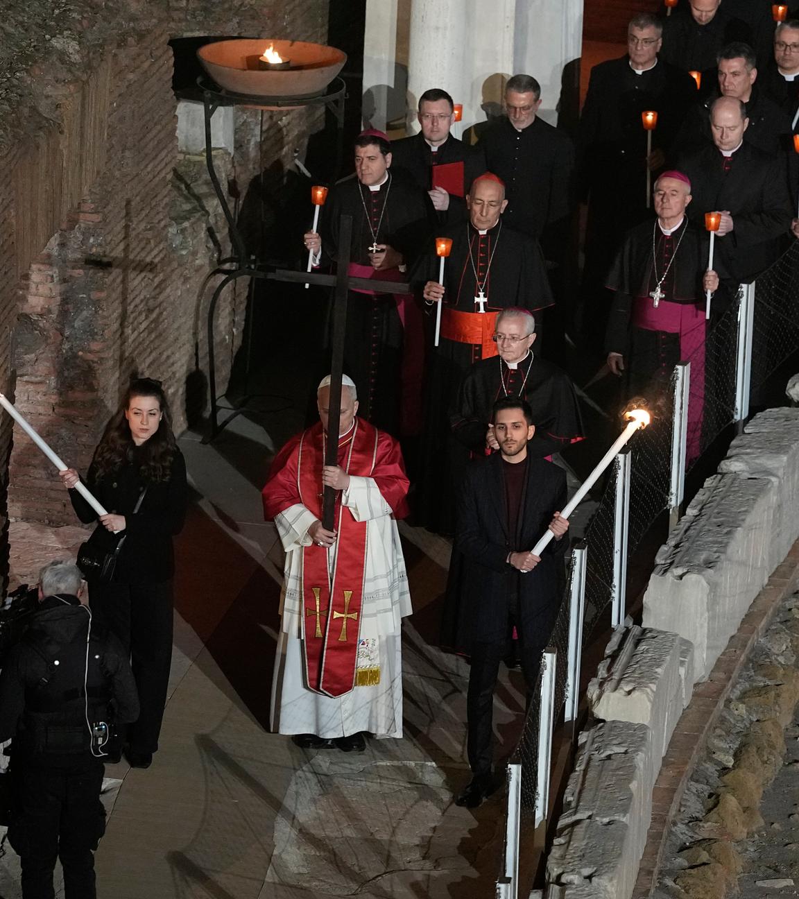 Papst Leo XIV. trägt ein leichtes, 1,5 Meter langes Holzkreuz während der Via Crucis, der Fackelprozession zum Karfreitag am Kolosseum in Rom, Freitag, 3. April 2026.