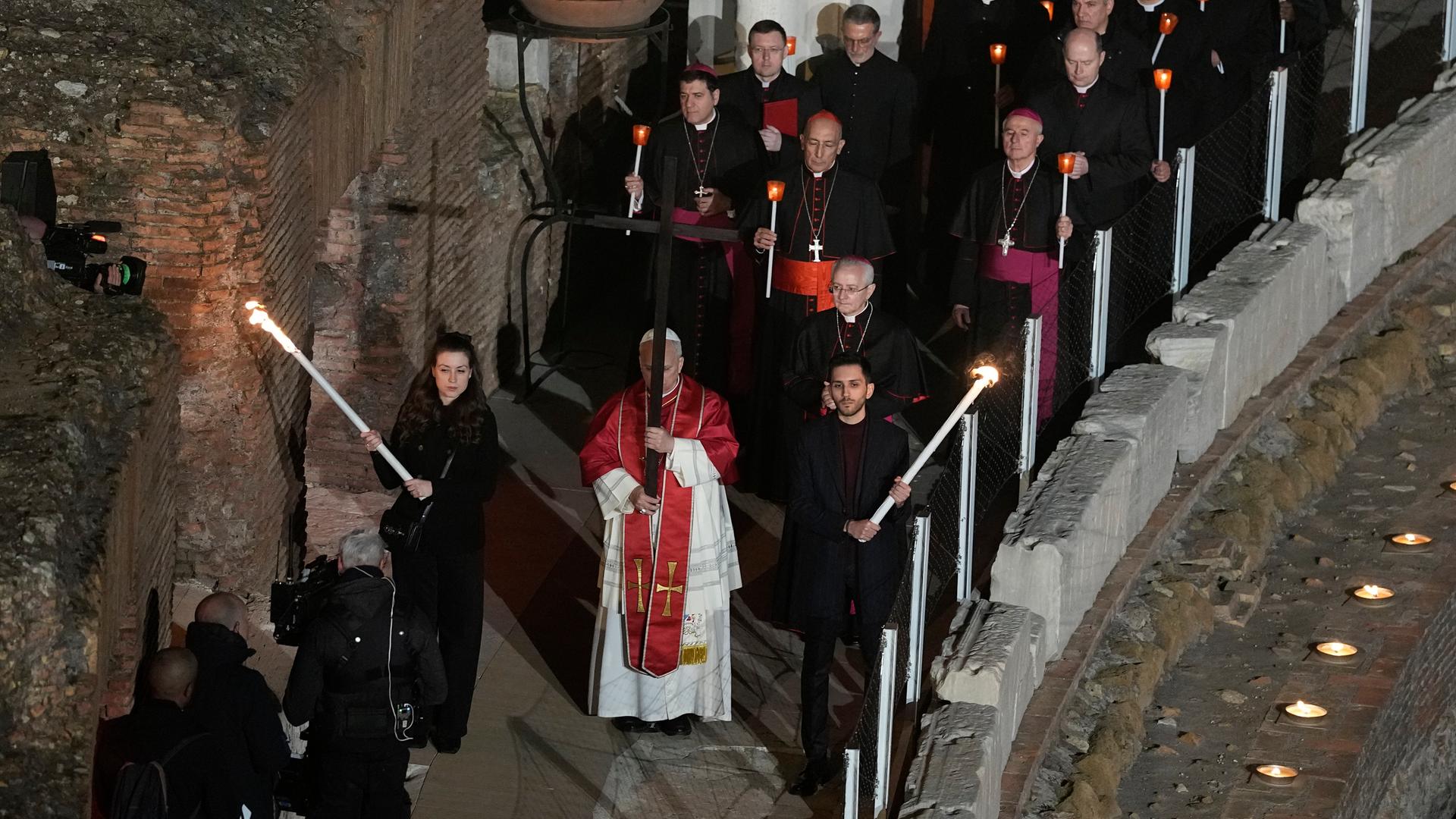 Papst Leo XIV. trägt ein leichtes, 1,5 Meter langes Holzkreuz während der Via Crucis, der Fackelprozession zum Karfreitag am Kolosseum in Rom, Freitag, 3. April 2026.