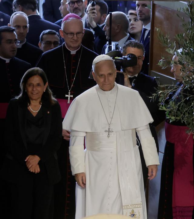 Papst Leo XIV. betritt mit Kardinälen die Sapienza-Universität in Rom. (Archivbild)