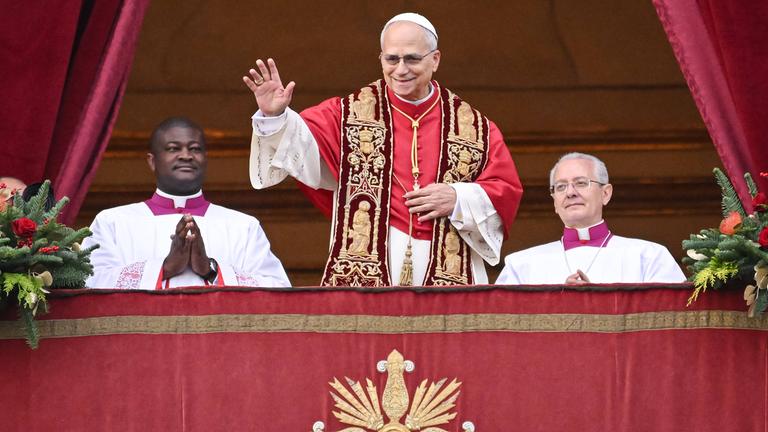Papst Leo XIV.  bei der Weihnachtsbotschaft und dem Urbi Et Orbi Segen