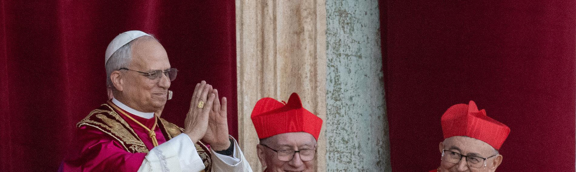 Papst Leo zeigt sich auf dem Balkon des Petersdom nach der Konklavenwahl.