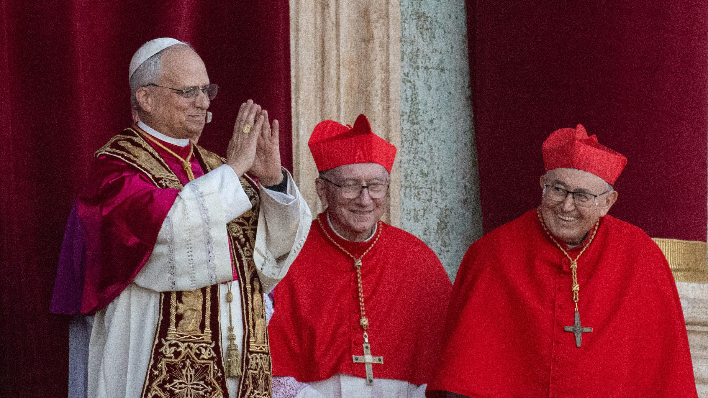 Papst Leo zeigt sich auf dem Balkon des Petersdom nach der Konklavenwahl.