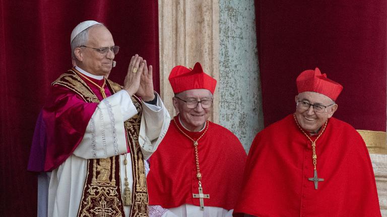 Papst Leo zeigt sich auf dem Balkon des Petersdom nach der Konklavenwahl.