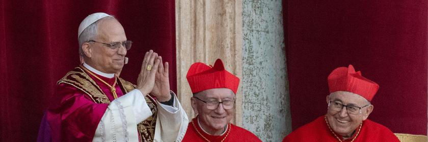Papst Leo zeigt sich auf dem Balkon des Petersdom nach der Konklavenwahl.