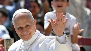Papst Leo XIV. winkt bei seiner Ankunft zur wöchentlichen Generalaudienz auf dem Petersplatz im Vatikan am 27. Mai 2026.