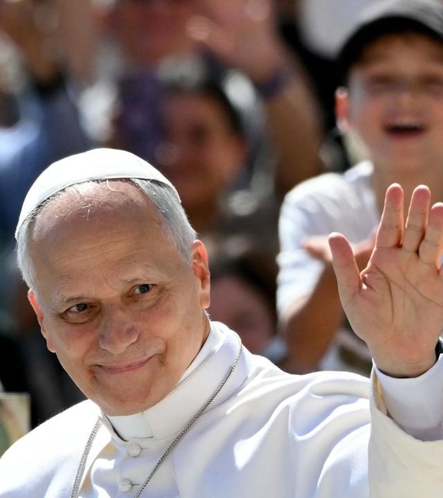 Papst Leo XIV. winkt bei seiner Ankunft zur wöchentlichen Generalaudienz auf dem Petersplatz im Vatikan am 27. Mai 2026.