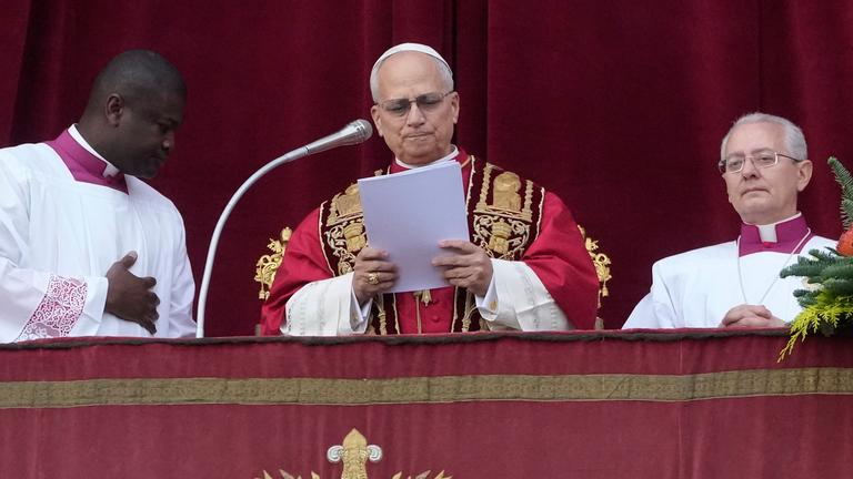 Papst Leo auf dem Balkon des Petersdoms bei seiner Weihnachtspredigt. Rechts und links von ihm jeweils eine weitere Person.