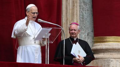 Papst Leo XIV. spricht am 11. 05.2025 das Regina Caeli-Gebet von der zentralen Hauptloggia des Petersdoms im Vatikan