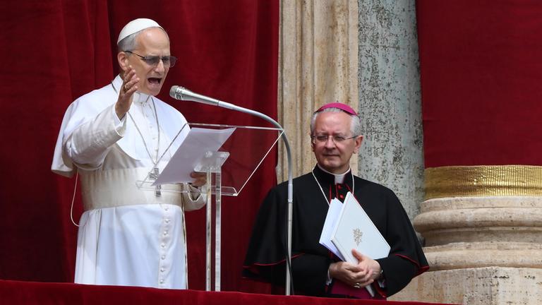 Papst Leo XIV. spricht am 11. 05.2025 das Regina Caeli-Gebet von der zentralen Hauptloggia des Petersdoms im Vatikan