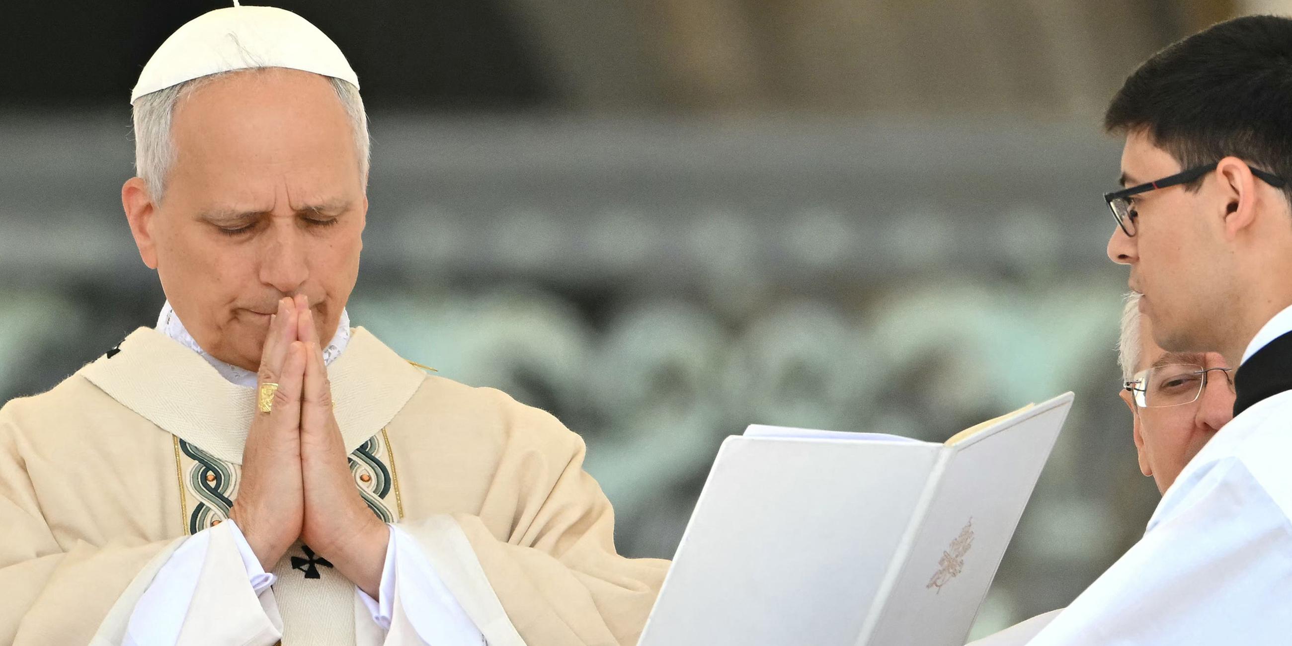 Papst Leo XIV. spricht das Regina Caeli-Gebet nach einer Heiligen Messe zum Beginn seines Pontifikats am 18. Mai 2025 auf dem Petersplatz im Vatikan.