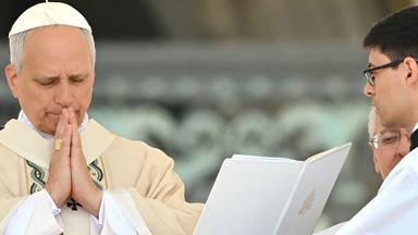 Papst Leo XIV. spricht das Regina Caeli-Gebet nach einer Heiligen Messe zum Beginn seines Pontifikats am 18. Mai 2025 auf dem Petersplatz im Vatikan.