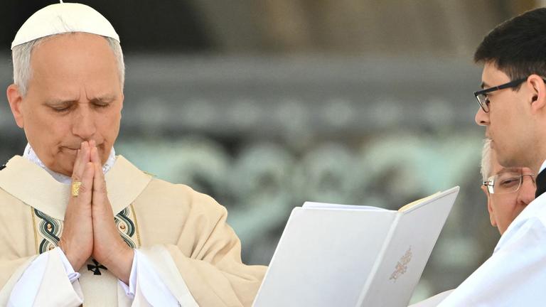 Papst Leo XIV. spricht das Regina Caeli-Gebet nach einer Heiligen Messe zum Beginn seines Pontifikats am 18. Mai 2025 auf dem Petersplatz im Vatikan.