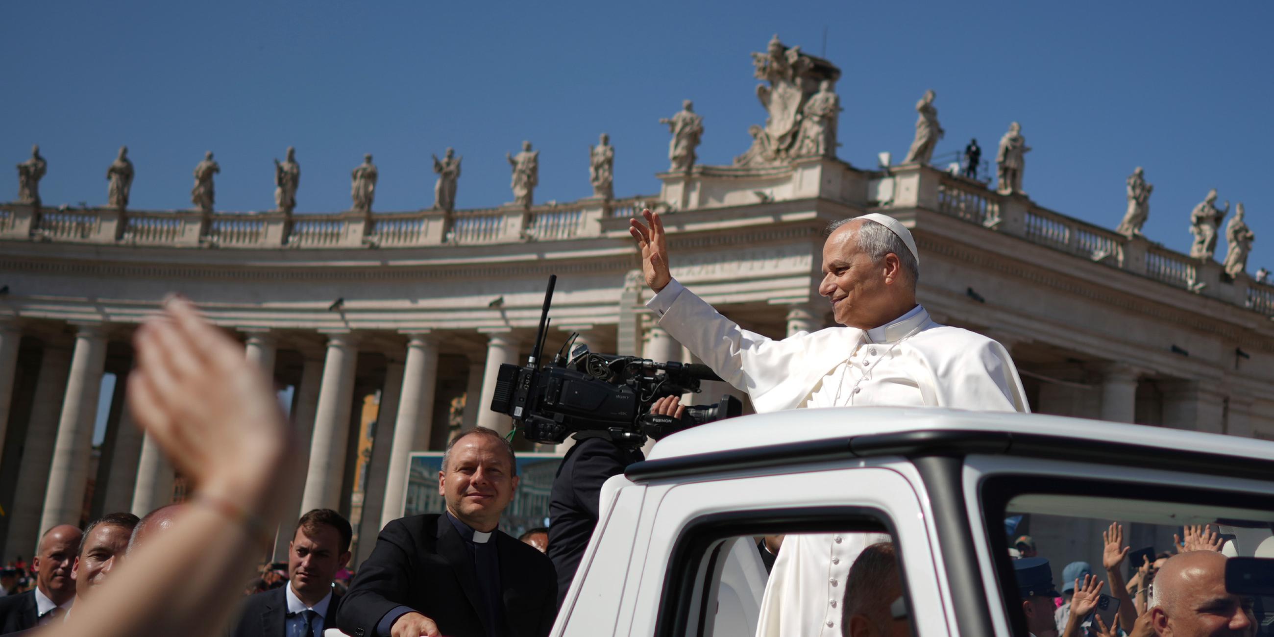 Papst Leo XIV. trifft am Pfingstsonntag zur Feier einer Messe zum Jubiläum der neuen religiösen Vereinigungen auf dem Petersplatz im Vatikan ein.