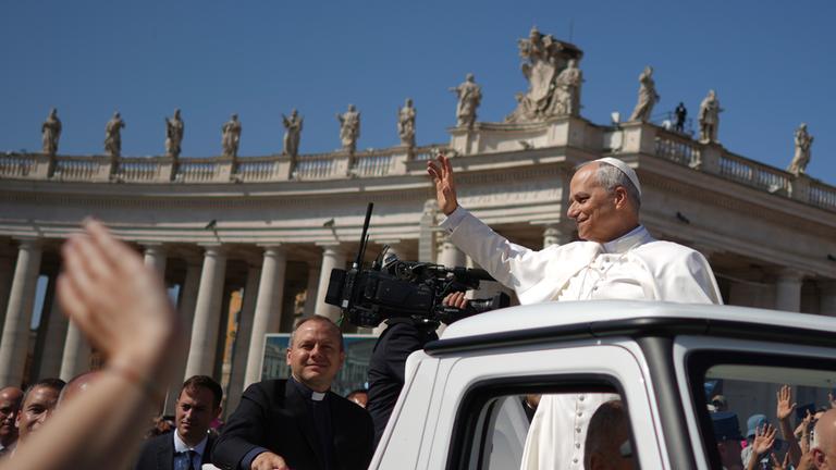 Papst Leo XIV. trifft am Pfingstsonntag zur Feier einer Messe zum Jubiläum der neuen religiösen Vereinigungen auf dem Petersplatz im Vatikan ein.