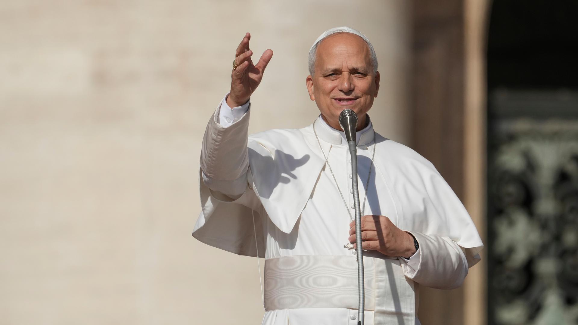 Archiv:  Papst Leo XIV. kommt zur Heiligsprechungsmesse von Carlo Acutis und Pier Giorgio Frassati auf dem Petersplatz. 