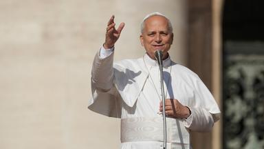 Archiv:  Papst Leo XIV. kommt zur Heiligsprechungsmesse von Carlo Acutis und Pier Giorgio Frassati auf dem Petersplatz. 