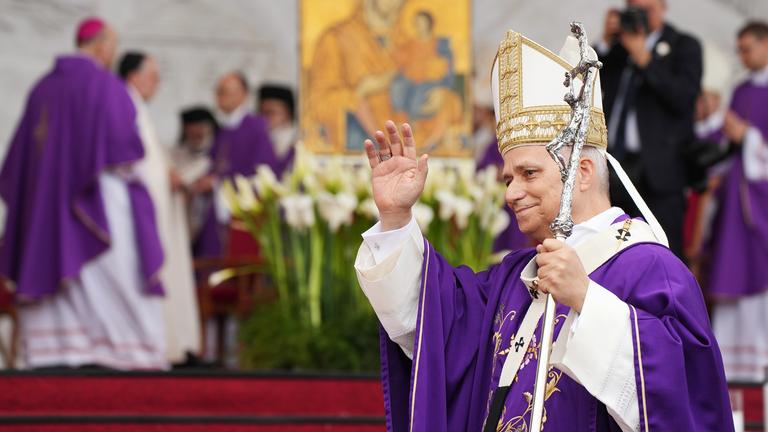 Papst Leo XIV trifft an der Uferpromenade ein, um eine Heilige Messe zu feiern, aufgenommen am 01.12.2025