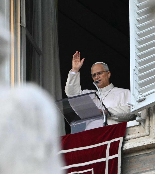 Papst Leo XIV. segnet am 18. Oktober 2026 während des Angelusgebets die Menschenmenge vom Fenster des Apostolischen Palastes mit Blick auf den Petersplatz – einen Tag nach seiner Rückkehr in den Vatikan nach einer Operation zur Entfernung eines bösartigen Lungentumors.