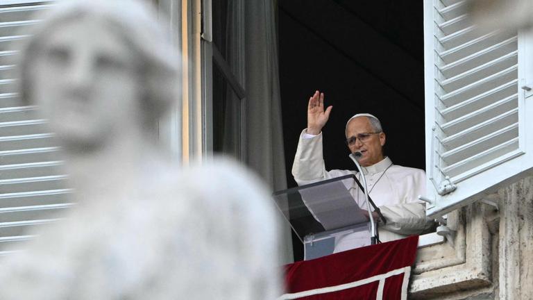 Papst Leo XIV. segnet am 18. Oktober 2026 während des Angelusgebets die Menschenmenge vom Fenster des Apostolischen Palastes mit Blick auf den Petersplatz – einen Tag nach seiner Rückkehr in den Vatikan nach einer Operation zur Entfernung eines bösartigen Lungentumors.