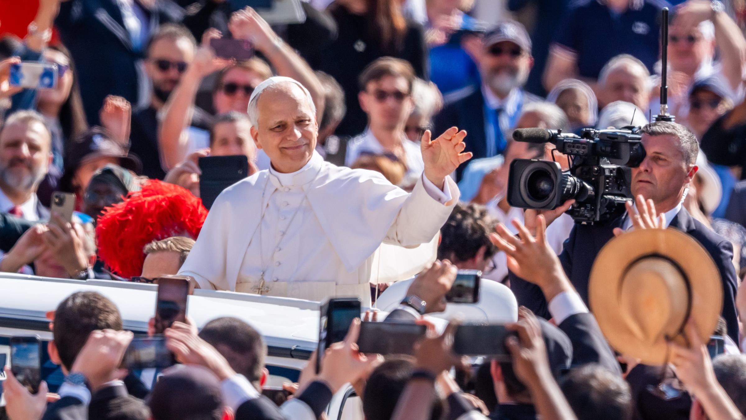 Der neue Papst Leo XIV. kommt zu seiner Amtseinführung auf den Petersplatz. 