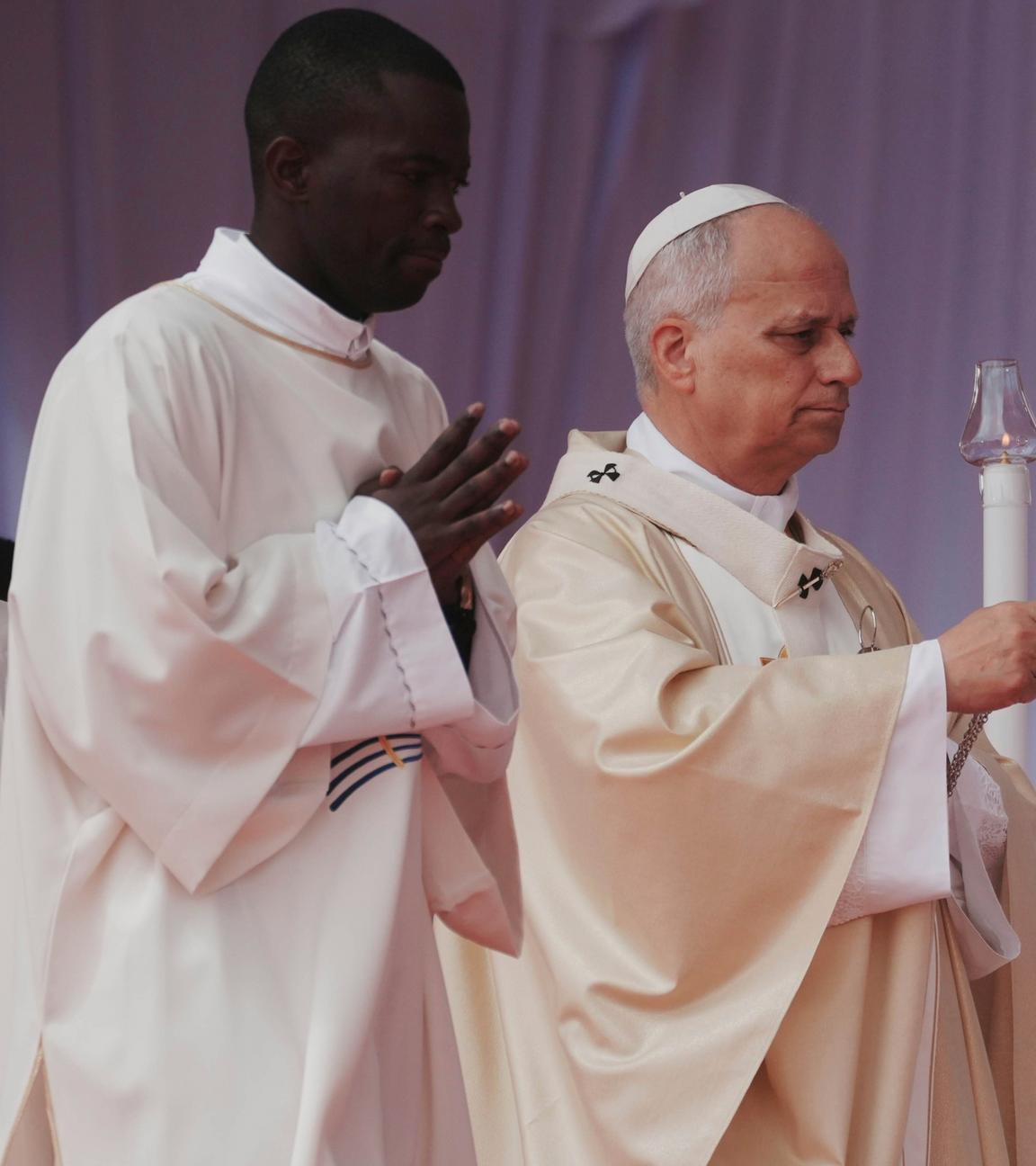 Papst Leo XIV. feiert in Kilamba, Angola, die Sonntagsmesse.
