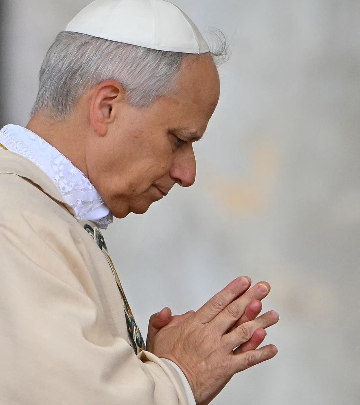 Papst Leo XIV betet während seiner Amtseinführung am 18.05.2025