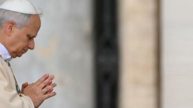 Papst Leo XIV betet während seiner Amtseinführung am 18.05.2025