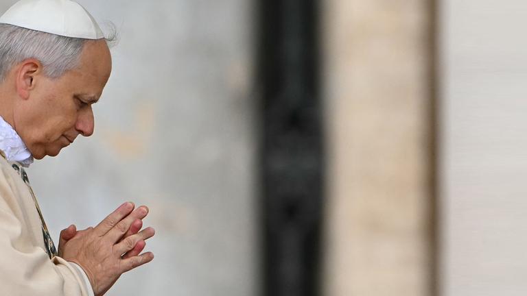 Papst Leo XIV betet während seiner Amtseinführung am 18.05.2025