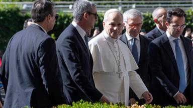 Papst Leo XIV. bei seiner Ankunft im Gemelli-Krankenhaus in Rom
