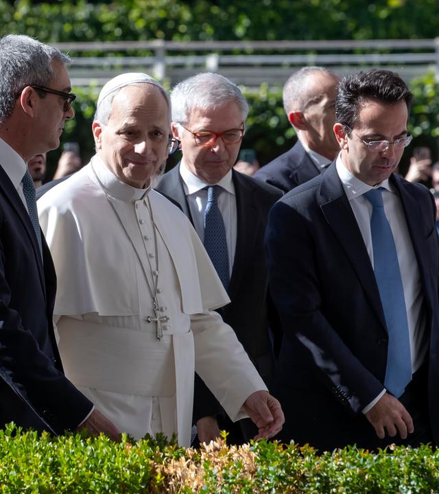 Papst Leo XIV. bei seiner Ankunft im Gemelli-Krankenhaus in Rom