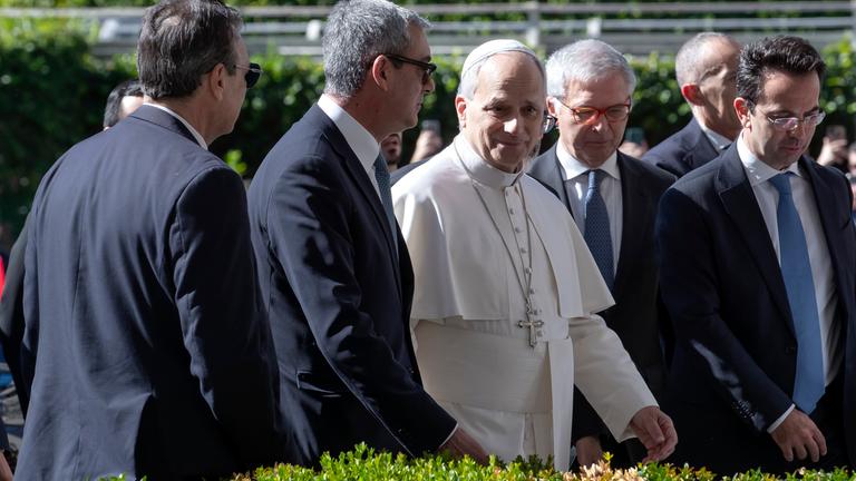 Papst Leo XIV. bei seiner Ankunft im Gemelli-Krankenhaus in Rom