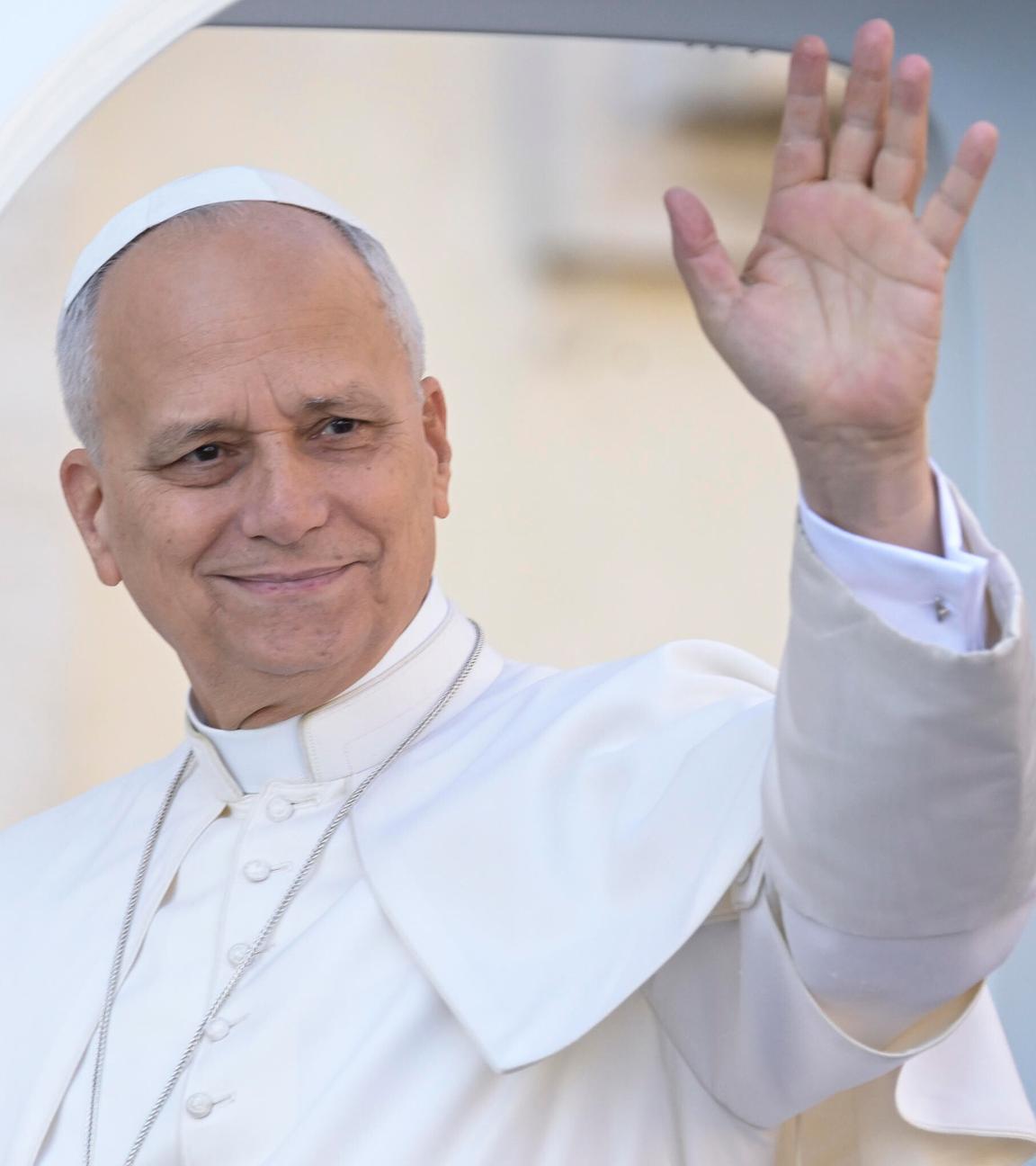 Papst Leo XIV. winkt ganz in weiß gekleidet aus dem Papamobil.