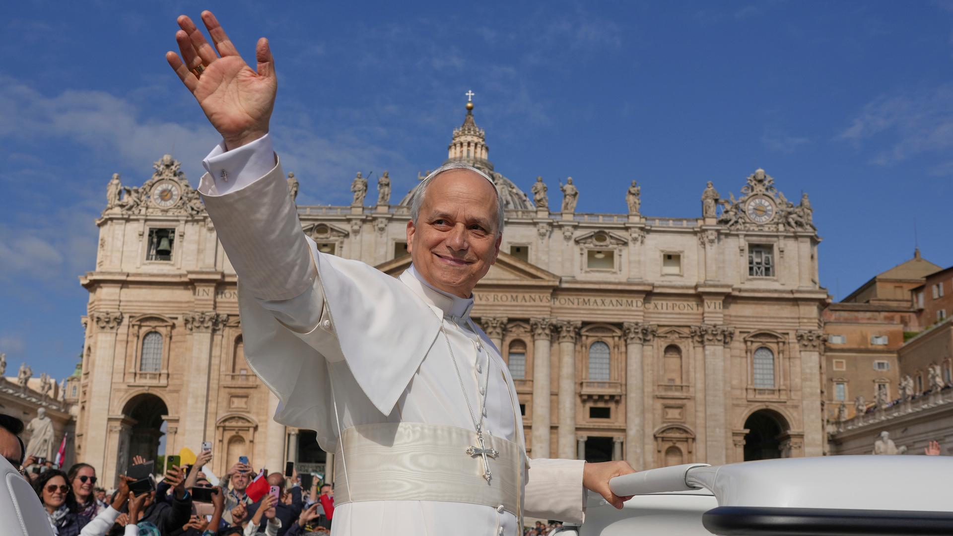 Papst Leo winkend im Papamobil