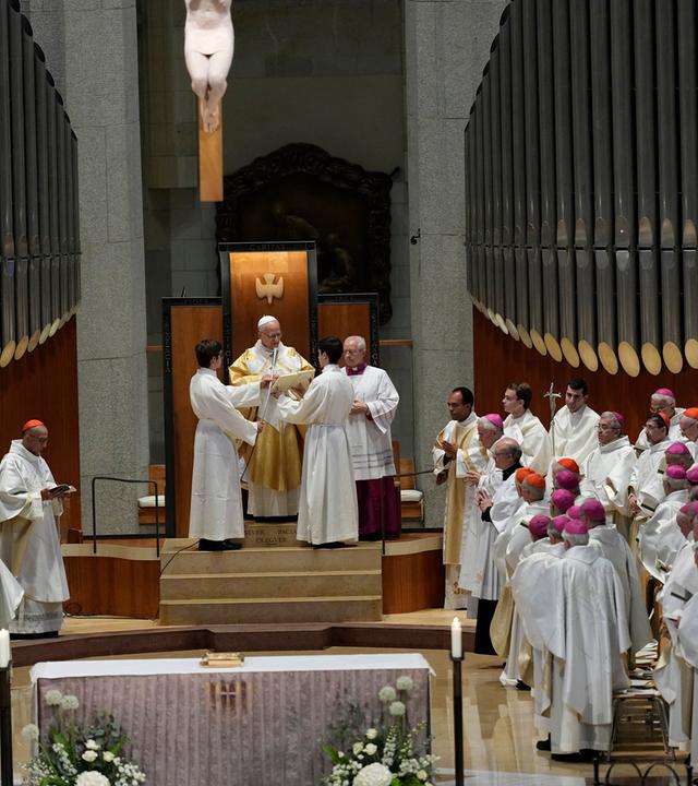 Papst Leo XIV. (Mitte) zelebriert eine Messe in der Basilika Sagrada Familia in Barcelona, ​​Spanien.