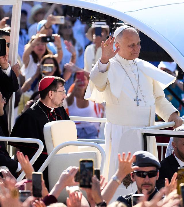 Spanien: Madrid: Papst Leo XIV. auf dem Weg zur Heiligen Messe auf der Plaza de Cibeles.