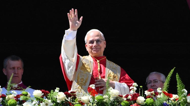 Papst Leo XIV winkt den Besuchern auf dem Petersplatz nach dem er den Segen "Urbi et Orbi" gesprochen hat. 