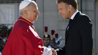 Emmanuel Macron empfängt Papst Leo XIV. im Élysée-Palast in Paris
