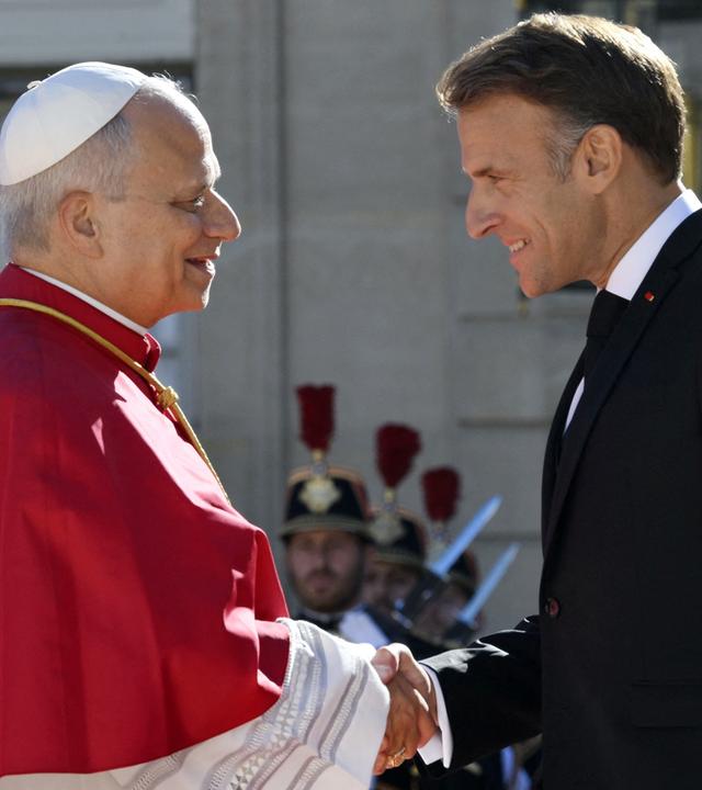 Emmanuel Macron empfängt Papst Leo XIV. im Élysée-Palast in Paris