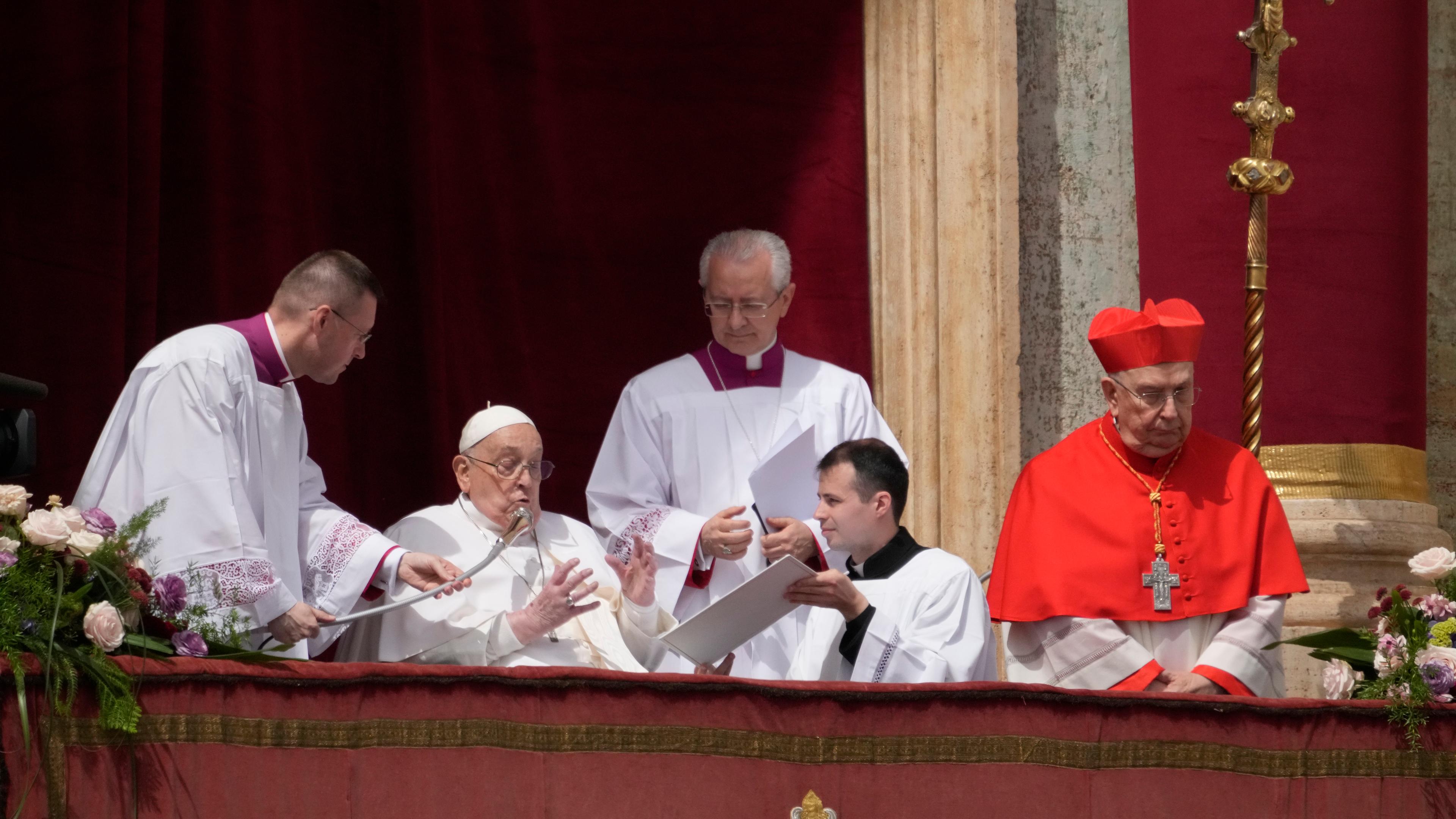 Papst Franziskus (2.v.l) erteilt den Segen Urbi et Orbi.
