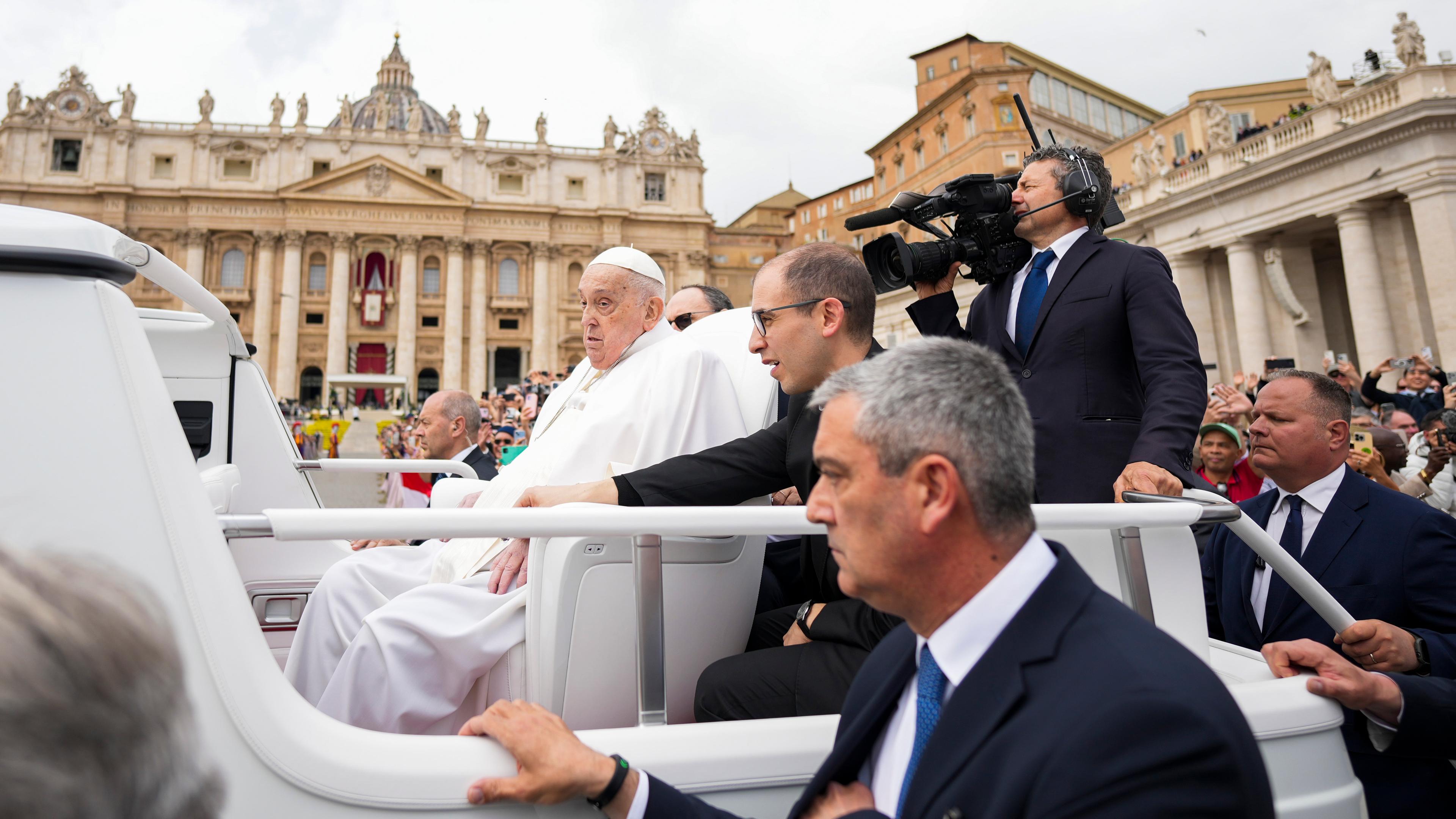 Papst Franziskus fährt in seinem Papamobil über den Petersplatz.