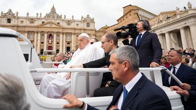 Papst Franziskus fährt in seinem Papamobil über den Petersplatz.