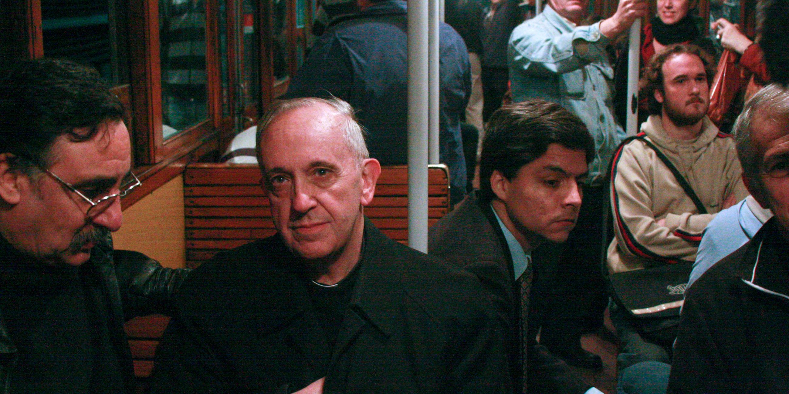 auf diesem foto aus dem jahr 2008 fährt der argentinische kardinal jorge mario bergoglio, zweiter von links, in der u-bahn in buenos aires, argentinien. bergoglio, der am mittwoch, dem 13. märz 2013, zum papst ernannt wurde, war dafür bekannt, dass er mit der u-bahn fuhr und sich unter die armen von buenos aires mischte, als er erzbischof war. bergoglio wählte den namen papst francis und ist der erste papst aus amerika überhaupt