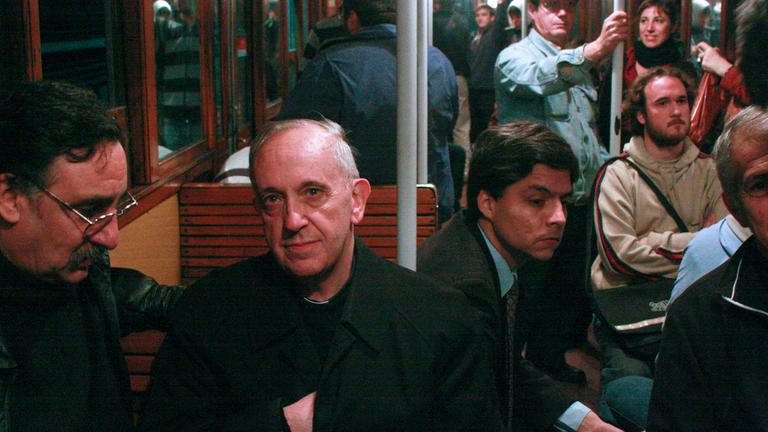 auf diesem foto aus dem jahr 2008 fährt der argentinische kardinal jorge mario bergoglio, zweiter von links, in der u-bahn in buenos aires, argentinien. bergoglio, der am mittwoch, dem 13. märz 2013, zum papst ernannt wurde, war dafür bekannt, dass er mit der u-bahn fuhr und sich unter die armen von buenos aires mischte, als er erzbischof war. bergoglio wählte den namen papst francis und ist der erste papst aus amerika überhaupt