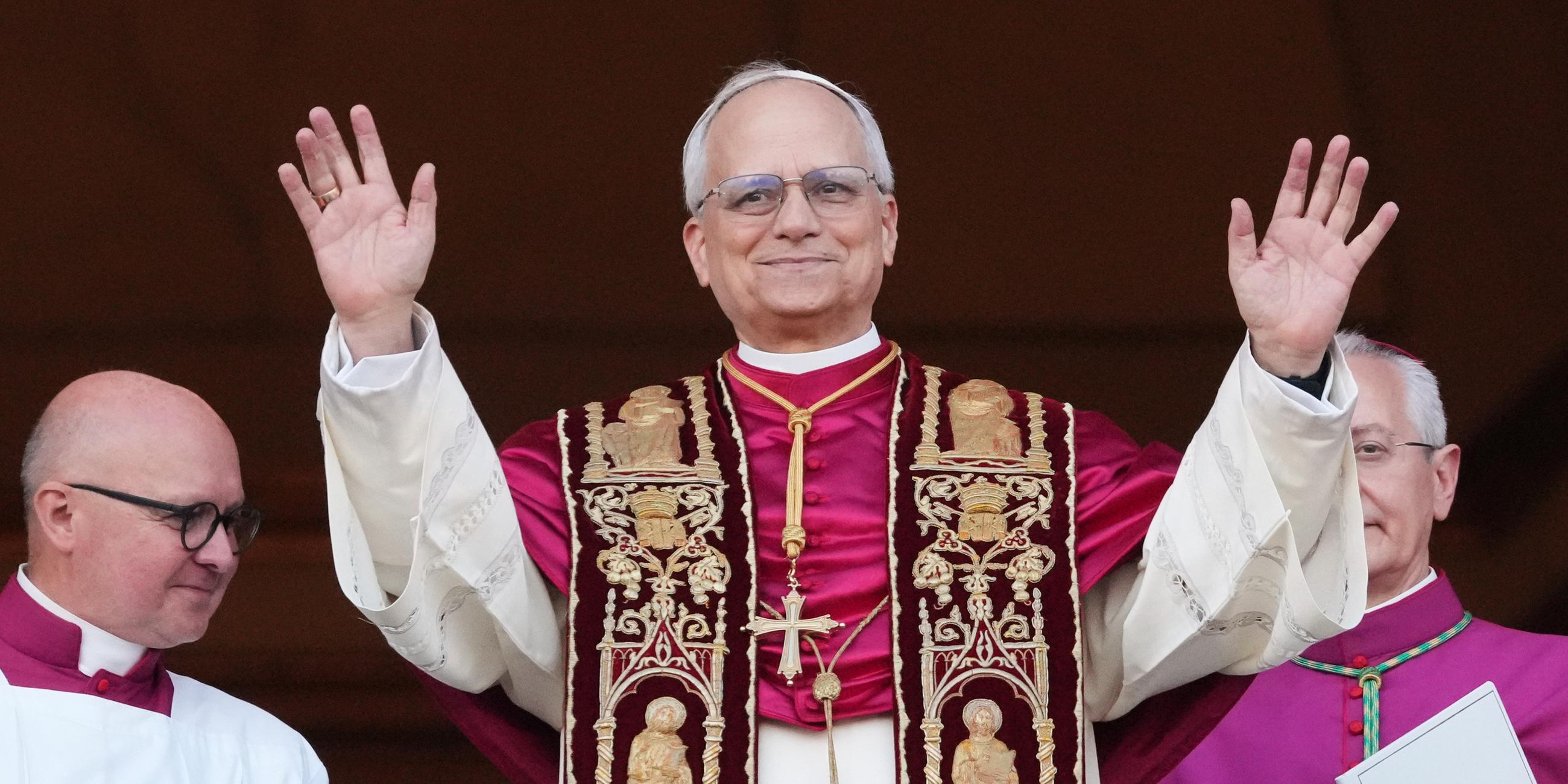 08.05.2025, Vatikan, Vatikanstadt: Der neu gewählte Papst Leo XIV., der US-Amerikaner Robert Prevost, winkt nach dem Konklave auf dem Balkon des Petersdoms im Vatikan.