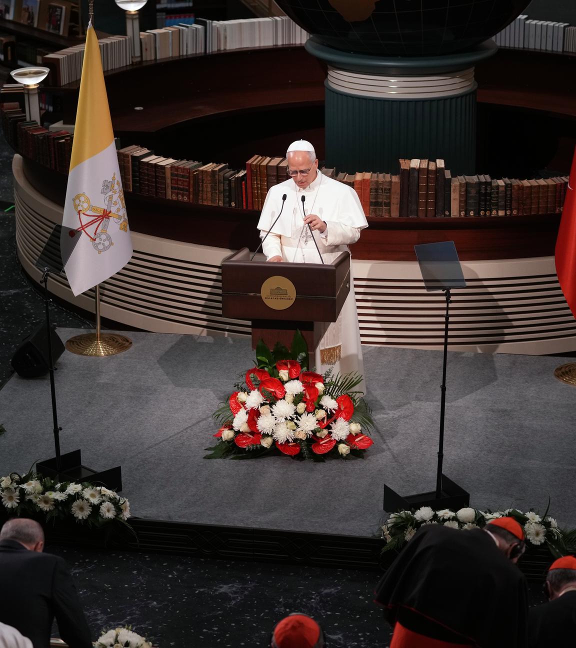 Papst Leo XIV. hält seine Rede während eines Treffens mit Behörden, Mitgliedern der Zivilgesellschaft und Diplomaten in der Nationalbibliothek des Präsidentenpalastes.
