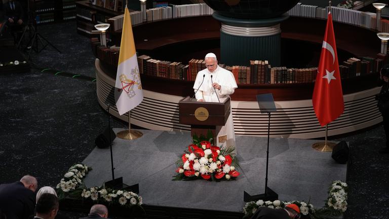 Papst Leo XIV. hält seine Rede während eines Treffens mit Behörden, Mitgliedern der Zivilgesellschaft und Diplomaten in der Nationalbibliothek des Präsidentenpalastes.