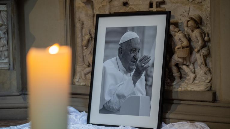 22.04.2025, Rheinland-Pfalz, Trier: Ein Foto des verstorbenen Papstes Franziskus steht im Trierer Dom zum Gedenken.